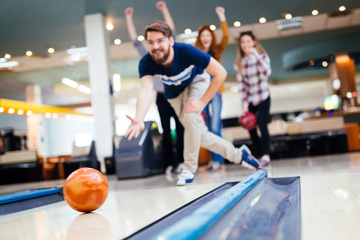 Votre bowling vous accueille tous les jours de la semaine, jusqu'à 1h du matin le week-end ! 